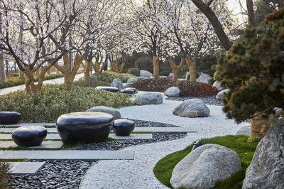 景觀置石方法大全_石材 : 園林作為一門藝術(shù),對于意境有著很高的要求,除了普遍的山、水組合,&ldquo;石&rdquo;作為現(xiàn)代園林中也是必不可少的元素之一,帶個人們無窮的想象空間和精神享受。 以石材或仿石材布置成自然露巖景觀的造景手法被稱之為置石,置石&hellip;